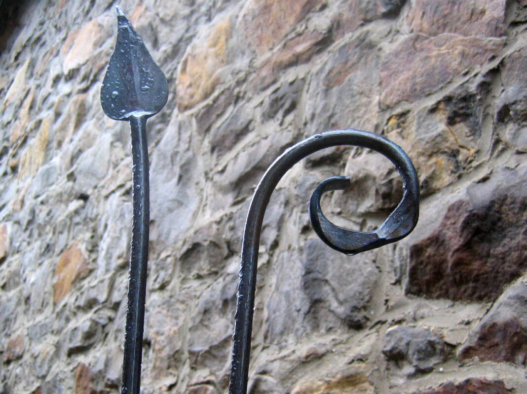 Pflanzstab Blatt und Schnörkel in roh wurden vom Kunden eingeölt.