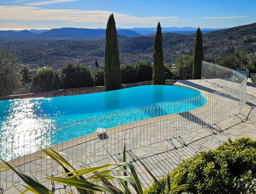 Für die Sicherheit der Gäste sorgt der Poolzaun der Villa La Genestiére in der Provence.