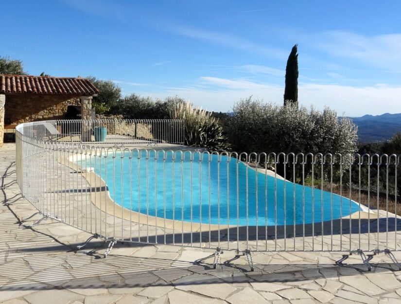 Clôture de sécurité pour les enfants autour de la piscine d'une maison de vacances en Provence.