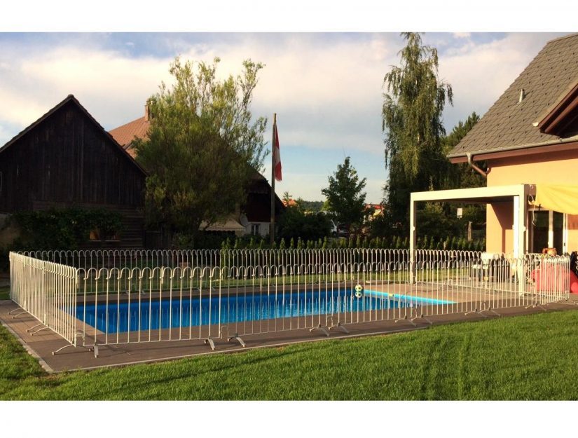 Sécurité enfants stable pour votre terrasse ou votre piscine avec barres en acier massif Ø 1,2 cm.