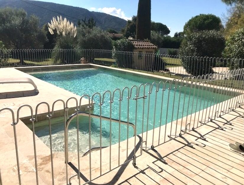 Poolzaun mit Bodenständer in der französischen Provence aufgebaut.