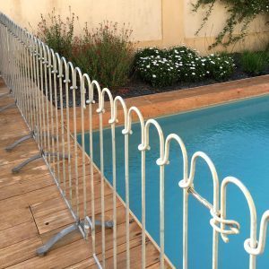 Kindersicherer Terrassenzaun um ein Schwimmbad mit Tür