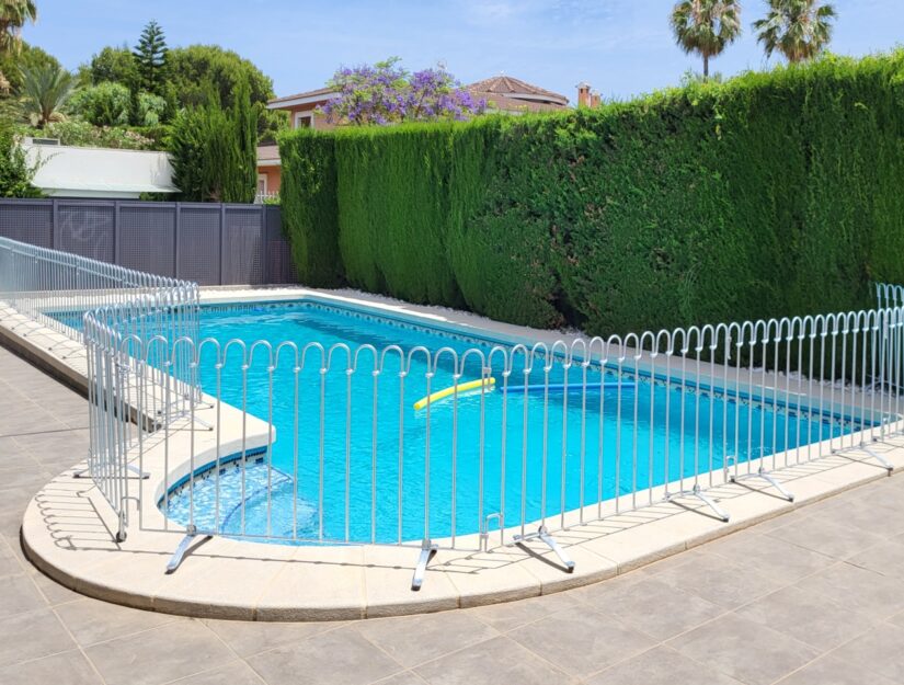 La clôture de piscine est posée sur le sol grâce à ses pieds, sans avoir à percer.