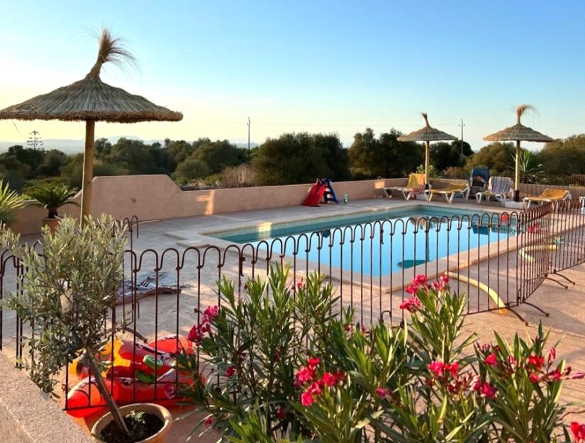 Kindersicherer Zaun (roh darf rosten) um einen Pool ohne Bohren aufgestellt auf Mallorca.