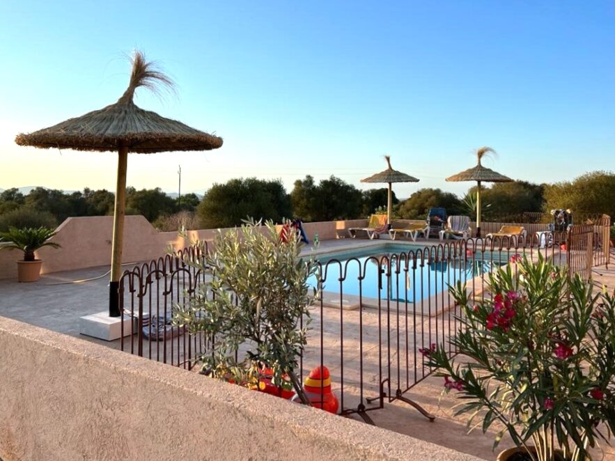Kindersicherer Zaun um einen Pool ohne Bohren aufgestellt auf Mallorca