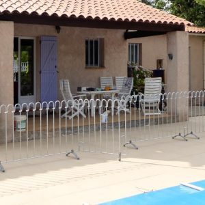 Zaun aus Stahl verzinkt als Schwimmbad Schutz schneller und einfacher Aufbau