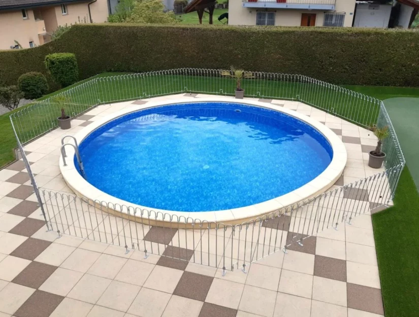 Zwembadafscheiding “poolfix” gegalvaniseerd met terrasschroefpanelen.