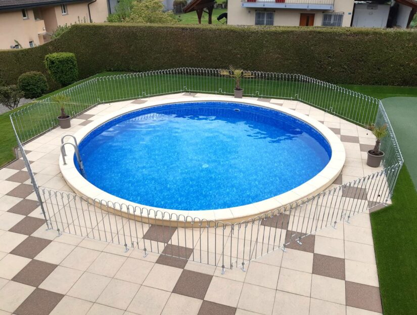 Clôture de piscine "poolfix" galvanisé avec Supports à visser au sol.