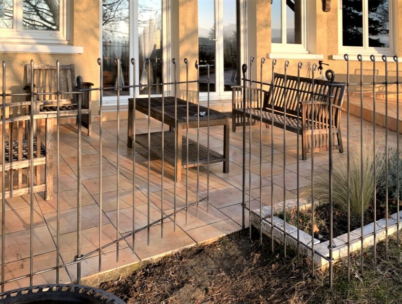 Porte de jardin donnant sur la terrasse - le raccord de la clôture du côté du verrou est coudé à 90°.