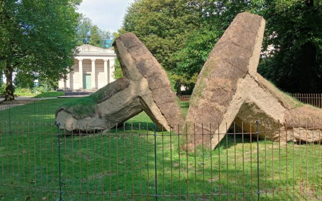 Protéger une œuvre contemporaine dans le parc du Cinquantenaire