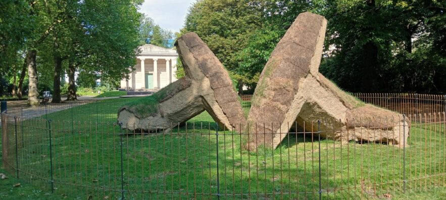 Clôtures dans le parc du Cinquantenaire a Bruxelles