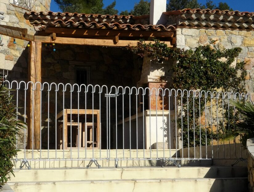 La clôture de piscine et de terrasse section permet également de sécuriser un escalier.