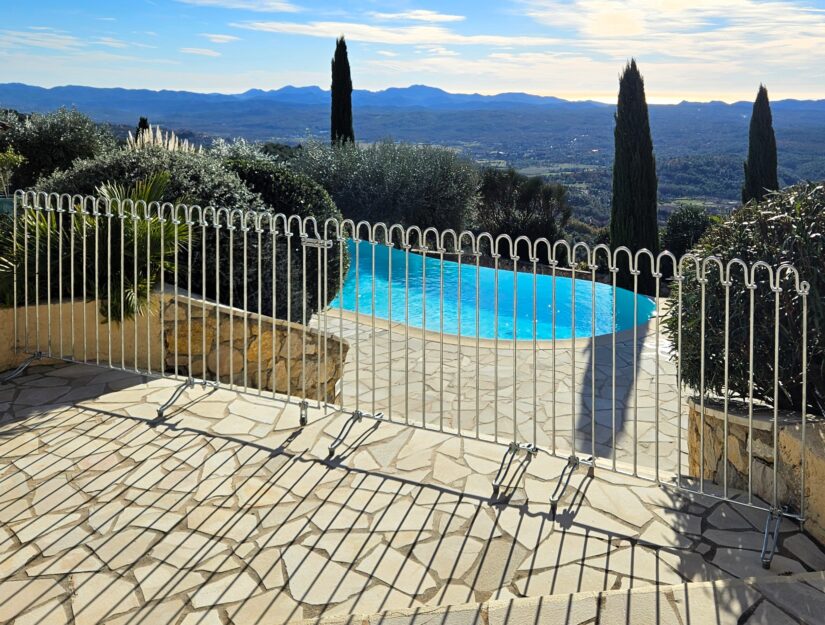 Mit dem Pool- & Terrassenzaun section kann auch eine Treppe gesichert werden.