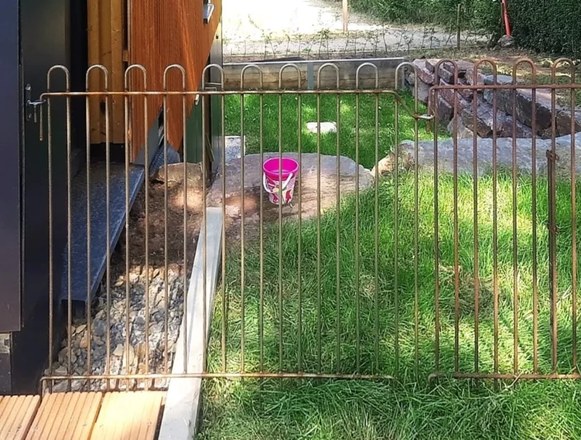 De wandbevestiging linksboven is ter plaatse geverfd om te voorkomen dat het roest langs de muur van het huis naar beneden loopt.