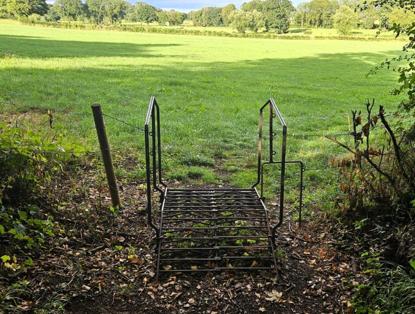 Rampe en fer destinée aux cyclistes, permettant de passer à travers les clôtures de prairie.