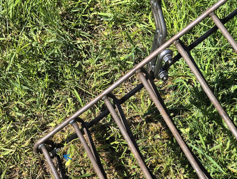 Le passage canadien VTT est fixée au sol à l'aide de 6 piquets d'ancrage.