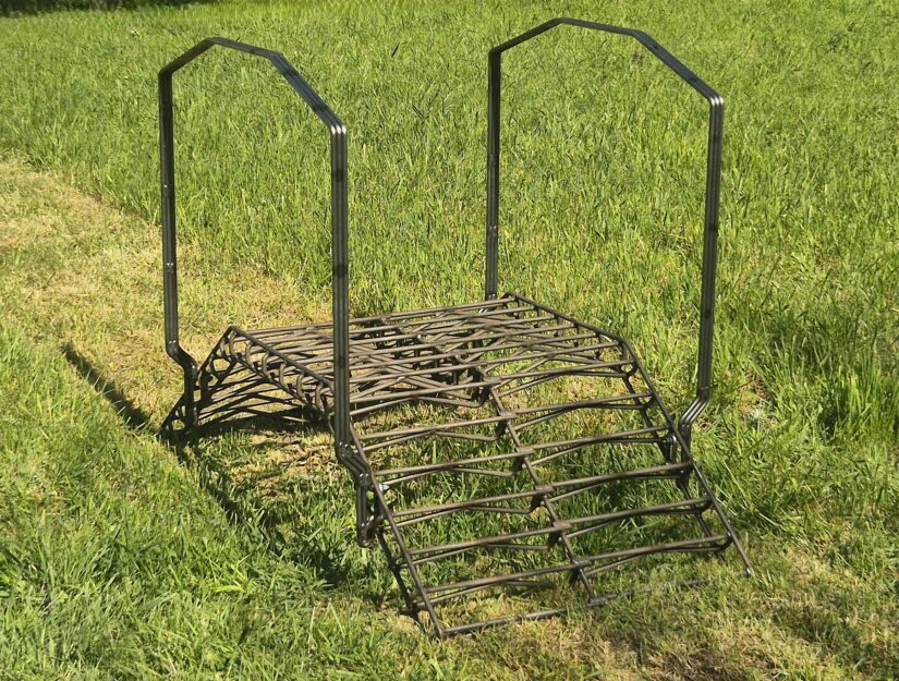 La passerelle de clôture avec garde-corps, sans ouverture pour les chiens ni œillets pour fil barbelé.