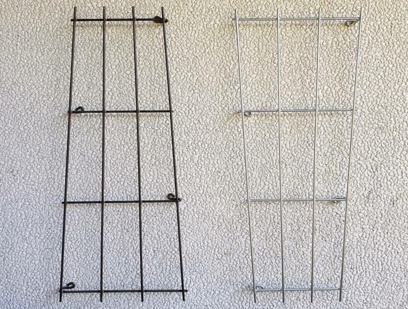 Links das Rankgitter in roh (darf rosten), rechts verzinkt (rostet nicht).
