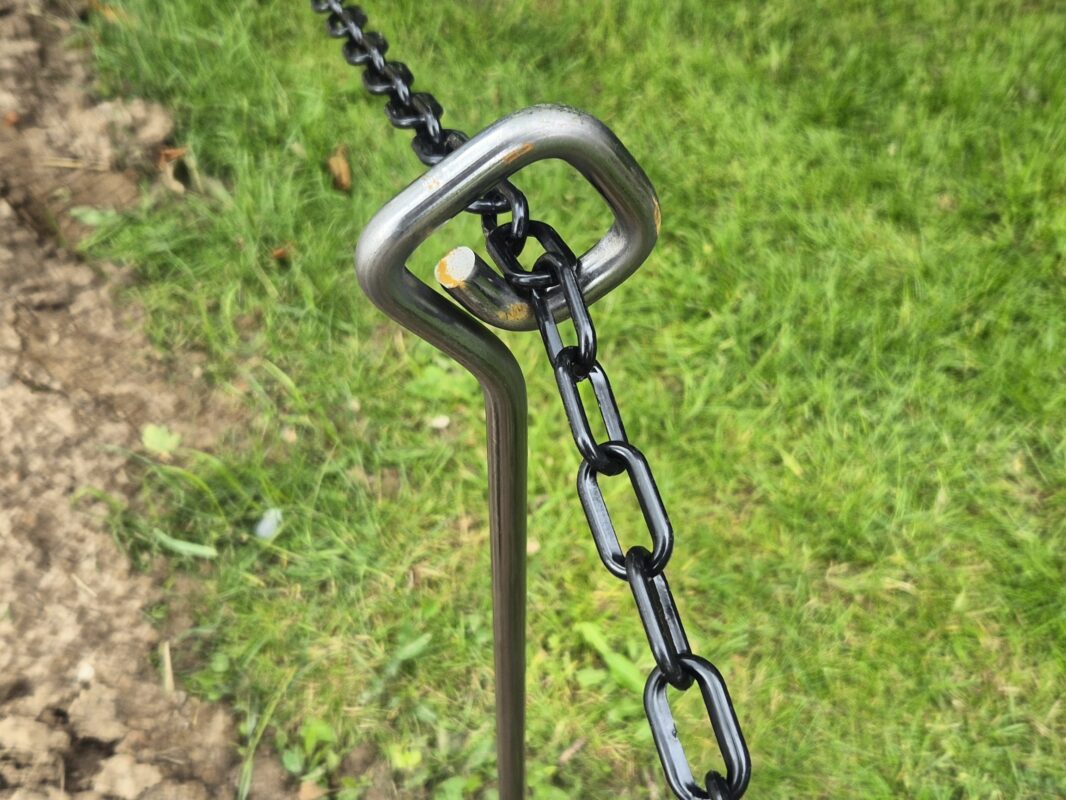 Eine dünne Kunststoffkette verläuft durch die Raute.