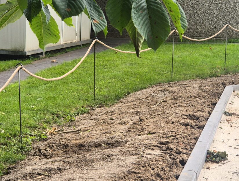 Zeitweilige Absperrung. Das Seil hat einen Durchmesser von 2 cm.