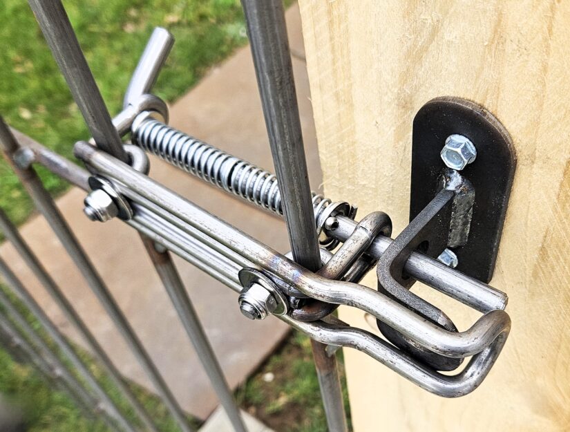 Le support mural pour verrou convient aussi aux verrous à visser sur des portes de 170 ou 195 cm.