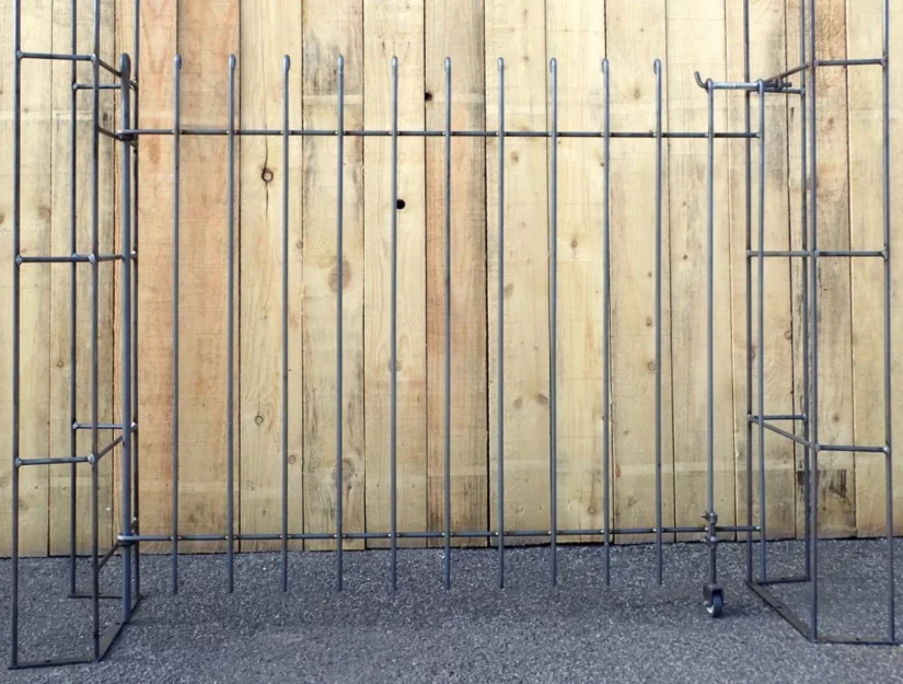 Rozenboog met poort 115 cm hoog, alles onbewerkt (mag roesten).