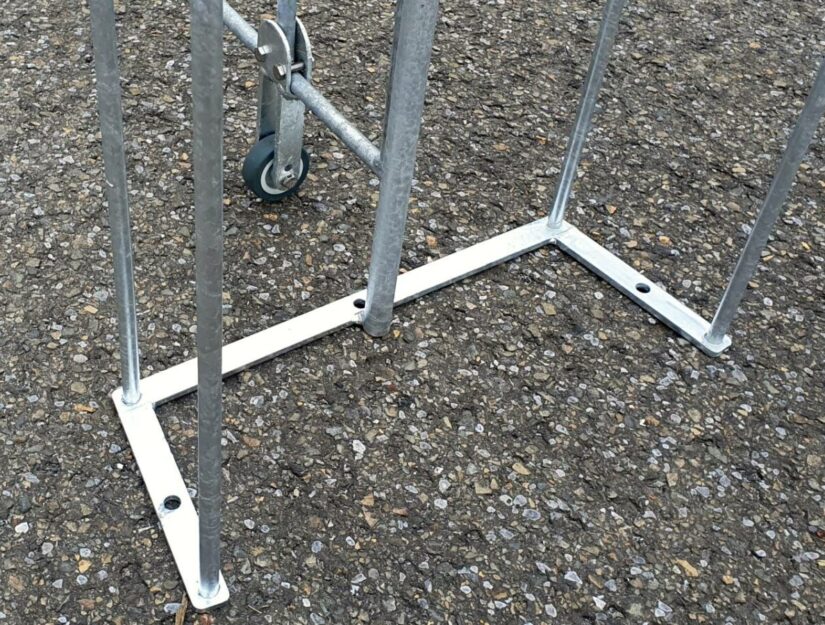 De voet van de rozenboog met de drie bevestigingsgaten.