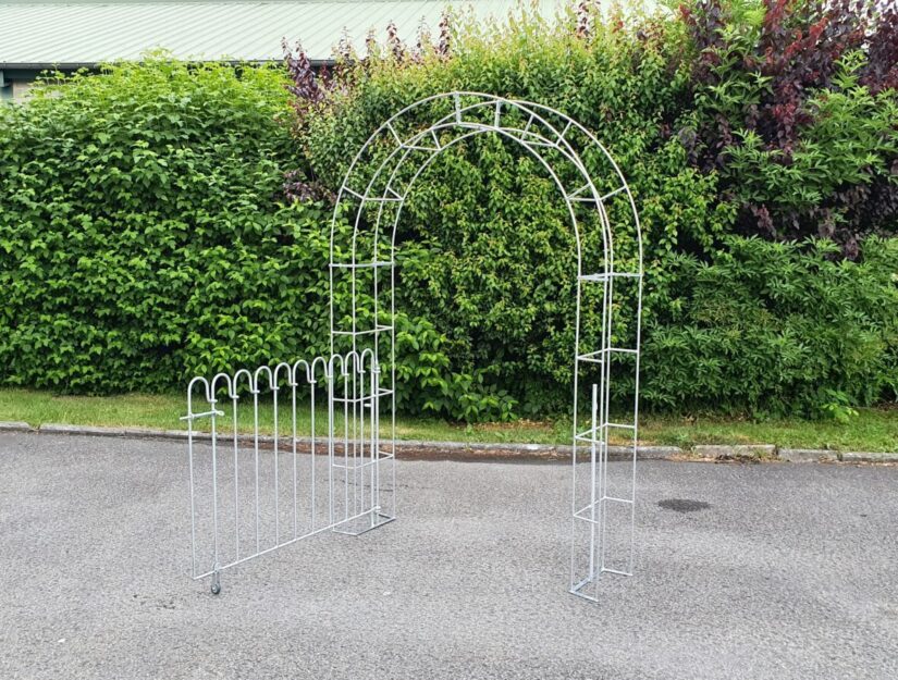 Rozenboog met open poort van verzinkt staal.