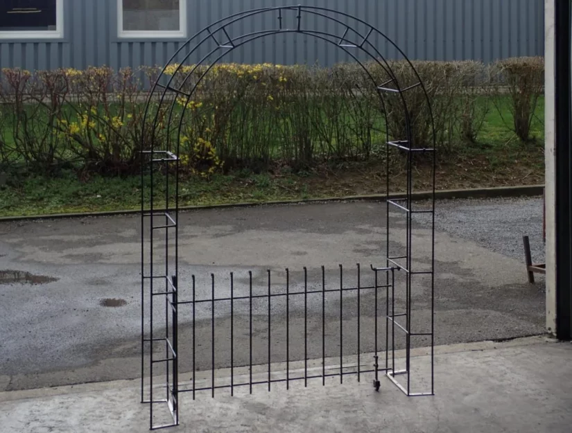 Rozenboog met een deur van 80 cm hoog.