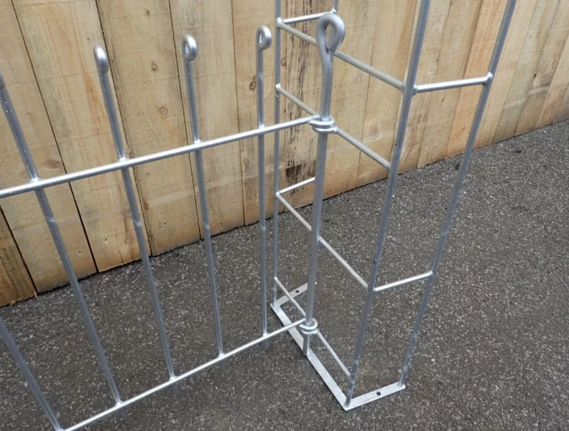 De deur wordt aan de scharnierzijde bevestigd met een verbindingsstang.