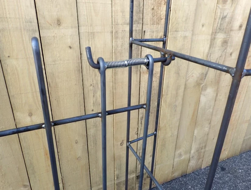 Der Verschluss erfolgt mit dem Federriegel in eine angeschweißte Öse.