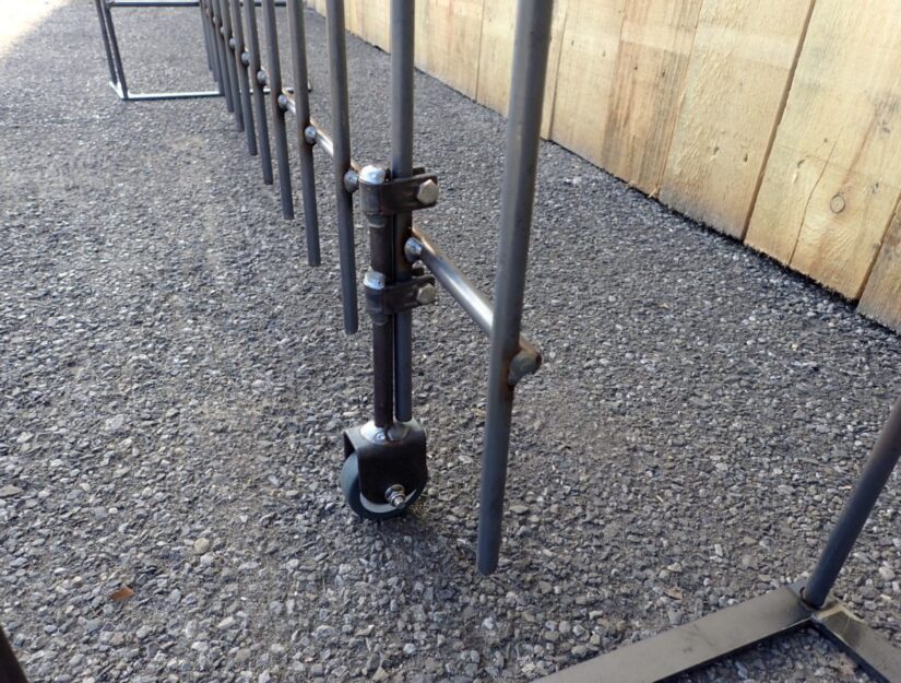 De deur steunt op een rol op de vloer.