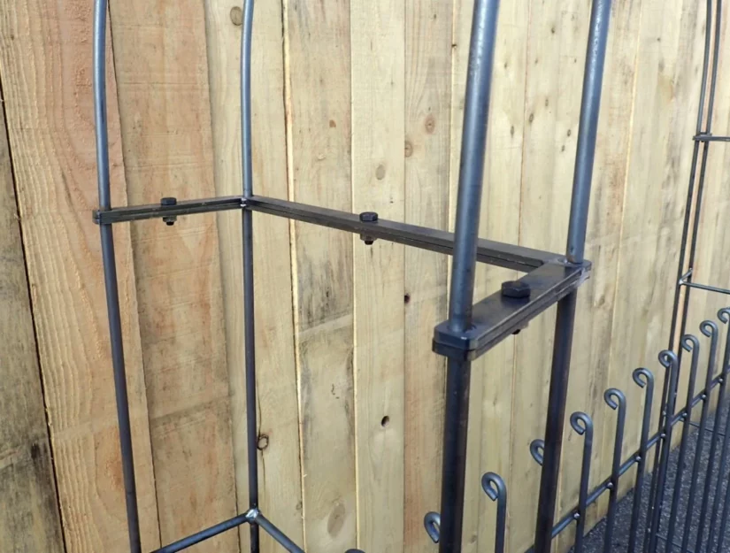 De rozenboog wordt met M8-schroeven in elkaar gezet.