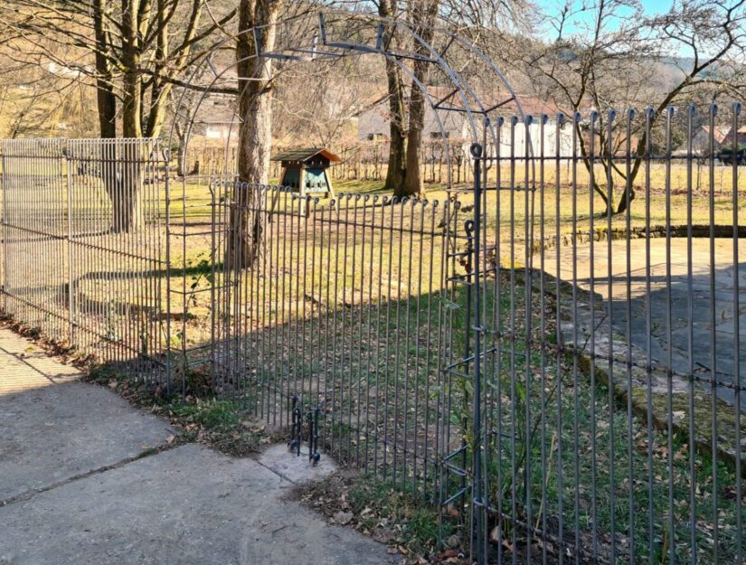 170 cm hoge schutting met geïntegreerde rozenboog en dubbele poort van 145 cm hoog.