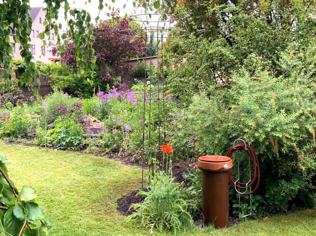 Il suffit d'assembler les éléments et de les planter dans le sol.