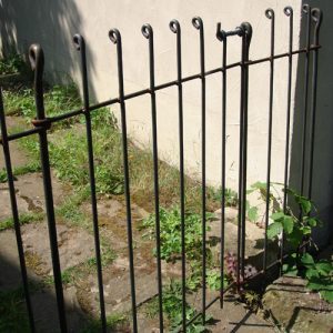 Gartentür aus Eisen an der alten Kirchenmauer