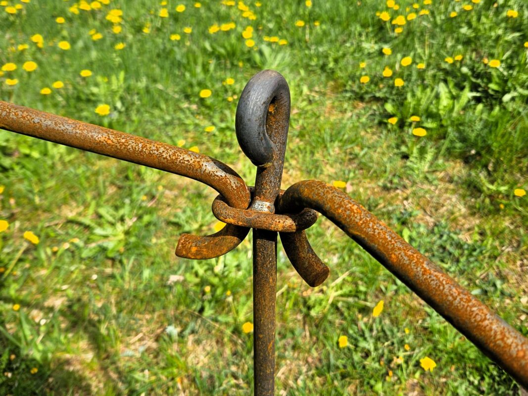 Na een paar dagen en wat regen is de insteekleuning in Roh al een beetje gaan roesten.