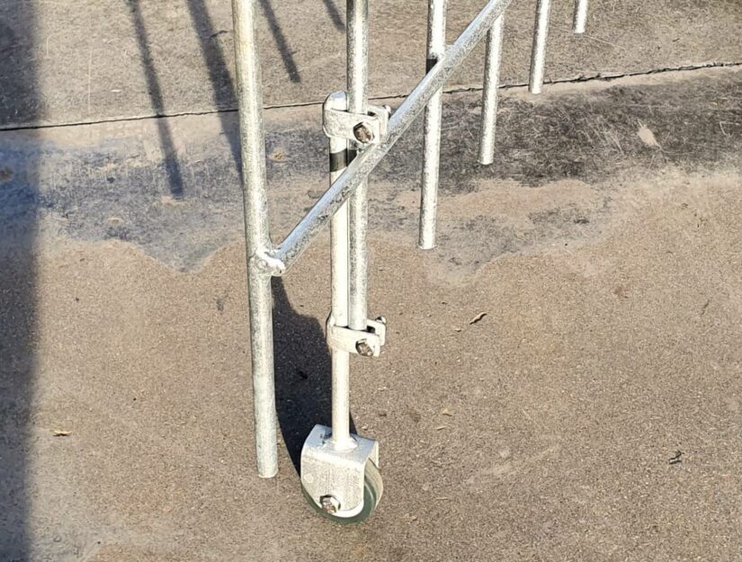 Die Bodenrolle können Sie unter einem beliebigen Türstab anklemmen.