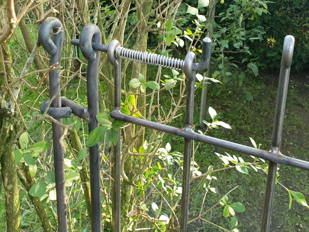 Scharnierpfosten an der Riegelseite der Tür in roh (darf rosten).