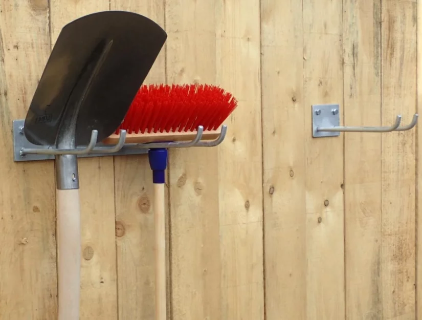 Bezem- en schephouder om vast te schroeven, verzinkt.