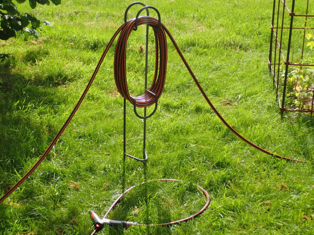 Schlauchhalter im Garten gesteckt mit Gartenschlauch