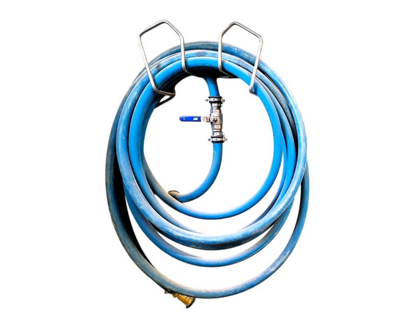 Großer Schlauchhalter aus Edelstahl, an die Wand geschraubt, mit einem 36 mm dicken Wasserschlauch.