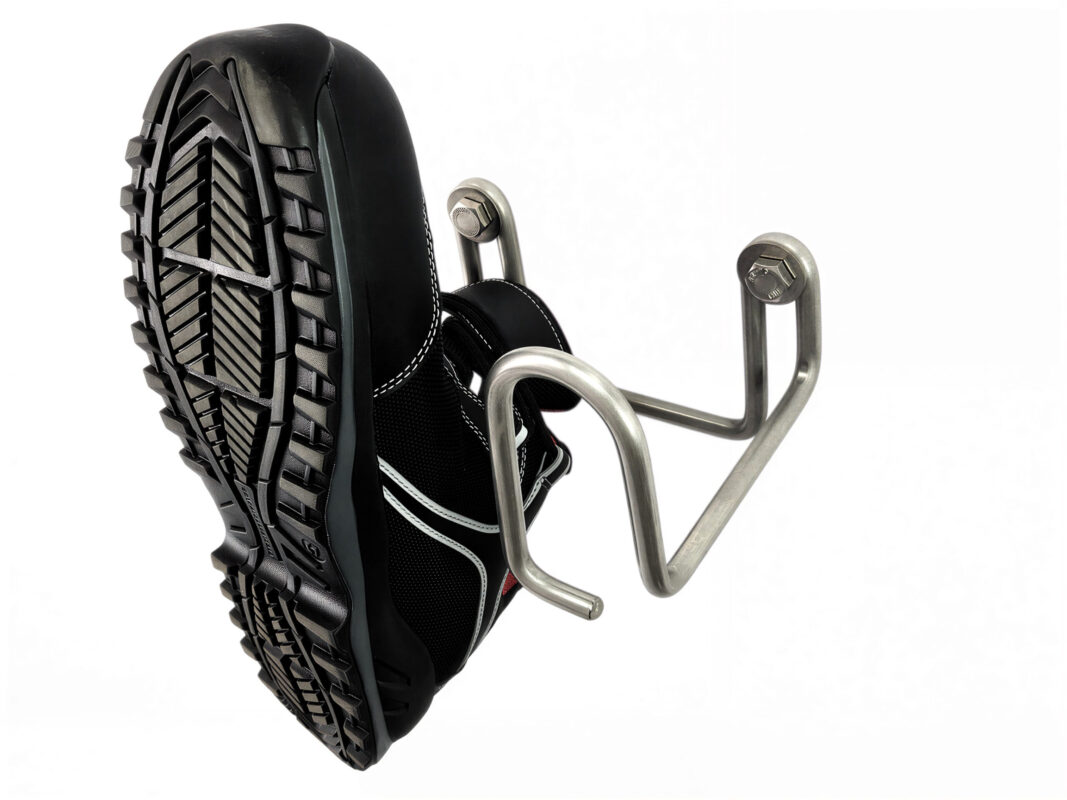 Der Schuhhalter bietet Platz für ein Paar Arbeitsschuhe in den gängigen Größen (hier Größe 47).