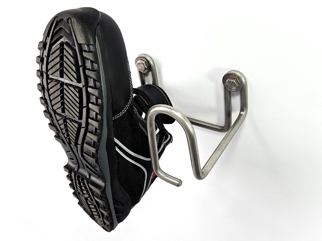 Het schoenenrek biedt ruimte voor een paar werkschoenen in standaardmaten (hier maat 47).