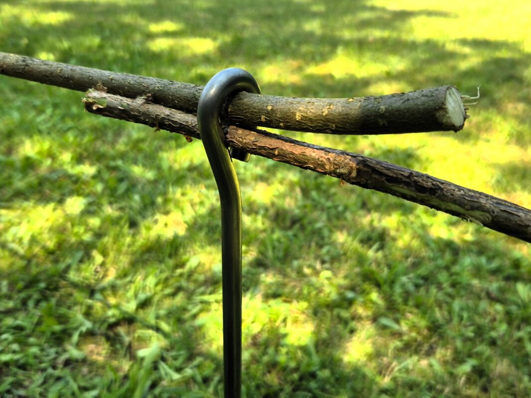 Durch die Öse können Sie einen Ast, ein Seil, eine Kette oder einen Bambusstab ziehen.