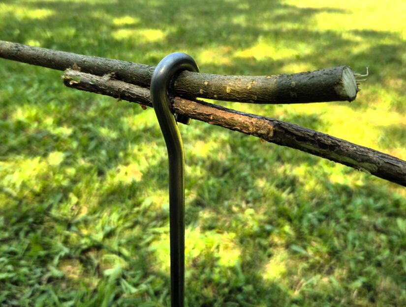 Creatieve afbakening van staal en natuurlijke materialen, zoals dunne takjes en takken.