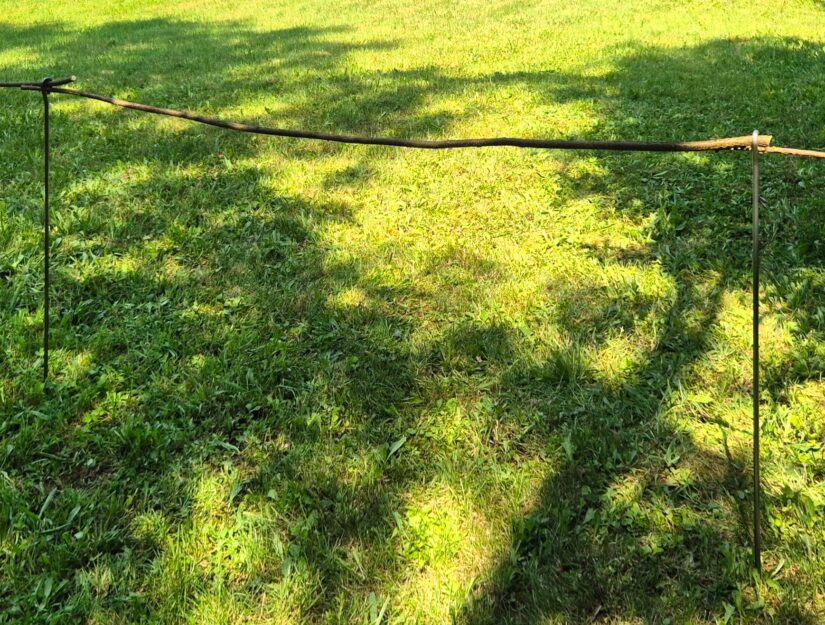 Een natuurlijke omranding met takken uit de eigen tuin is mogelijk met de oogstaaf.