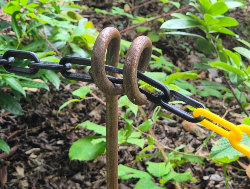 De onbehandelde slang- en kabelgeleider krijgt al na de eerste regenbui een natuurlijke roestpatina.
