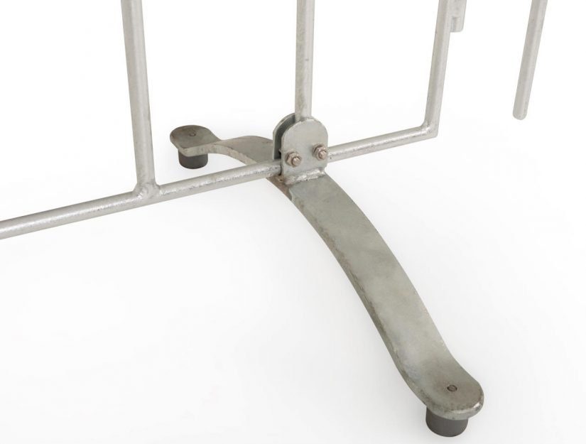 Le pied poolfix (en acier plat de 4 x 0,8 cm) mesure 45 cm de long, l'élément de clôture se trouve au milieu. 