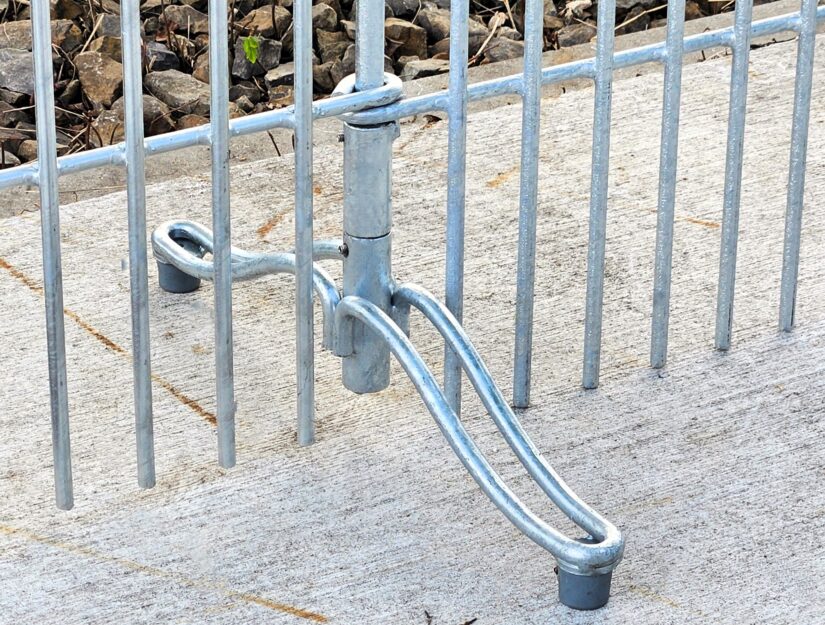 Standfuß engmaschig aus Rundstahl verzinkt (nicht rostend).